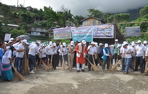 The Governor of Arunachal Pradesh Shri P.B. Acharya participating in the cleanliness drive organized by District Urban Development Agency at Khonsa on 30th August 2017. 